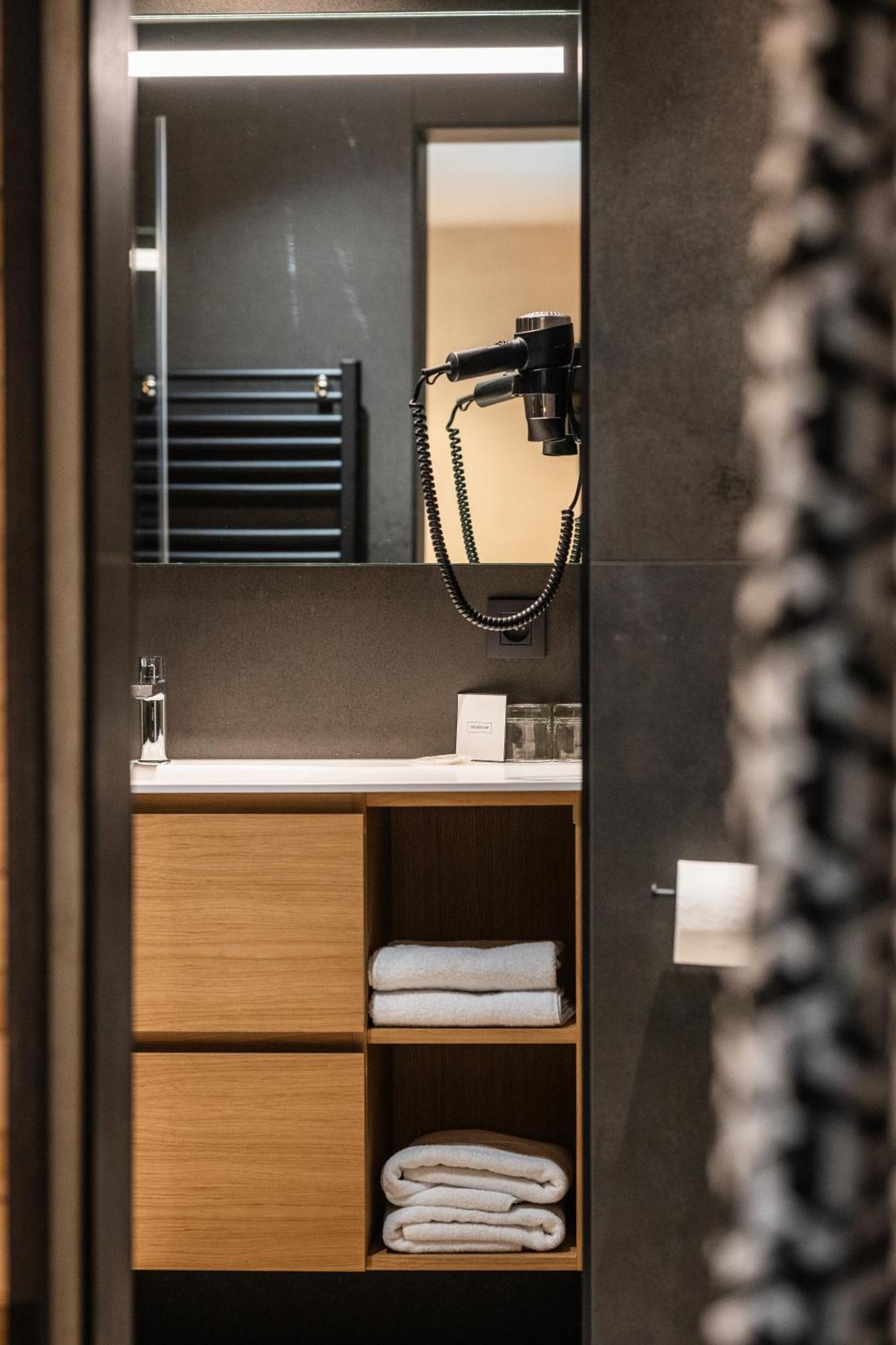 Hostellerie La Claire Fontaine, Logis Hotels & Spa لاروش ان اردين المظهر الخارجي الصورة